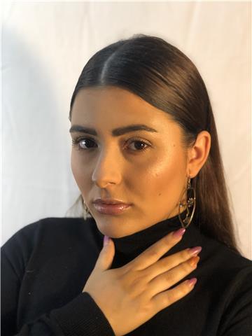 Puedo impartir un nivel medio de música ya que me he formado tanto en bachillerato musical como en la escuela de actores en la cual impartes música y lenguaje musical. soy bailarina y por lo tanto una amante de las artes en general, soy muy extrovertida, 