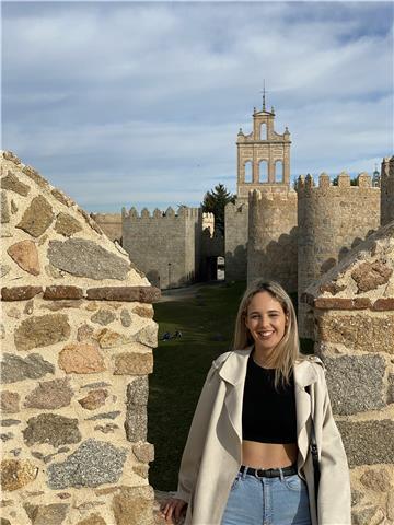 Maestra de Educación Primaria, me ofrezco para dar clase de las asignaturas troncales. Estudio y repaso