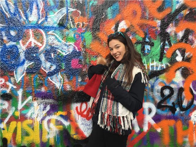 Me llamo laura, tengo 25 años y soy muy paciente y comprensiva, me gusta que el alumno se sienta cómodo conmigo e intentaré hacer las cosas lo más fáciles posibles