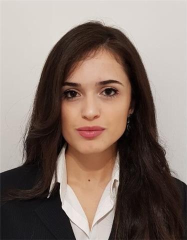 Laureata con 110/110 in Scienze Linguistiche presso La Sapienza, Roma, impartisce lezioni di lingua inglese, ma anche spagnolo, tedesco e italiano