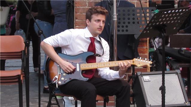Insegnante di chitarra moderna in Brianza. Sono a Renate, mi sposto nelle province di MB, LC e CO e su Skype