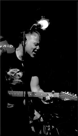 Profesor de guitarra ofrece clases particulares guitarra a domicilio / online