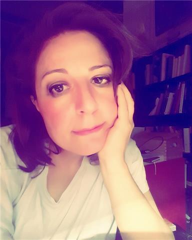 Insegno Lettere, letteratura italiana, storia dell'arte e discipline umanistiche come antropologia. parlo discretamente l'Inglese e posso insegnare a leggere e scrivere anche a chi non parla italiano