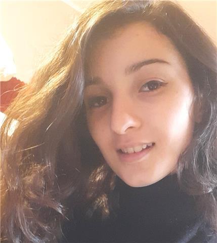 Mi chiamo Eliana ho 18 anni abito a Gallarate e frequento la classe 4 superiore dell'indirizzo relazioni internazionali per il marketing(indirizzo economico con internazionalizzazione infatti studio inglese spagnolo e francese). Sono bilingue (italiano e 