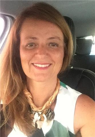 Laureata impartisce lezioni in scienze, matematica, chimica