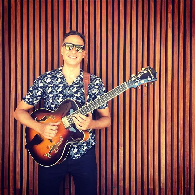 Profesor de guitarra y música. english, català, castellano, nederlands