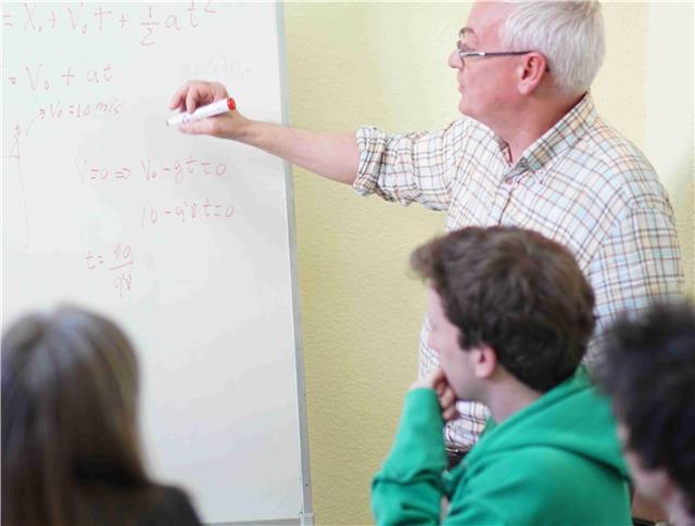 Maestro e Ingeniero ofrece clases presenciales y por Skype de distintos niveles, especializado en la EBAU