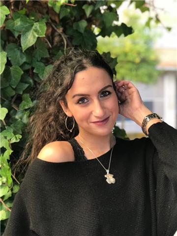 Doble graduada en estudios ingleses y filología hispánica da clases de inglés, francés y lengua para primaria, eso y bachillerato en huelva