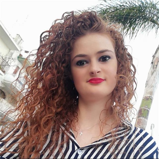 Sono una ragazza diplomata in lingue che da l'oppurnità ai bambini e ragazzi di apprendere tutto quello che c'è da sapere