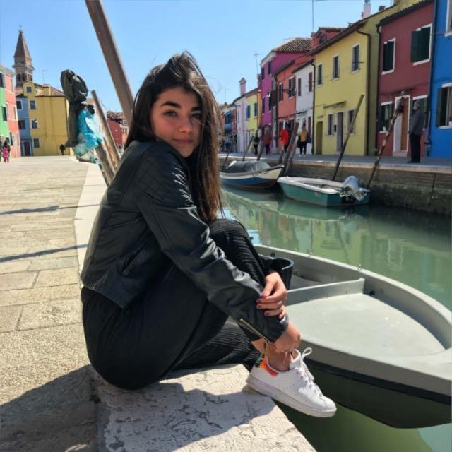 Ragazza 20 anni, diploma del Liceo delle Scienze Umane. Sono disposta a offrire aiuto compiti e ripetizioni a bambini e ragazzi di varia età. Sono una ragazza molto comprensiva che cerca di avvicinarsi ai bisogni delle persone che aiuta