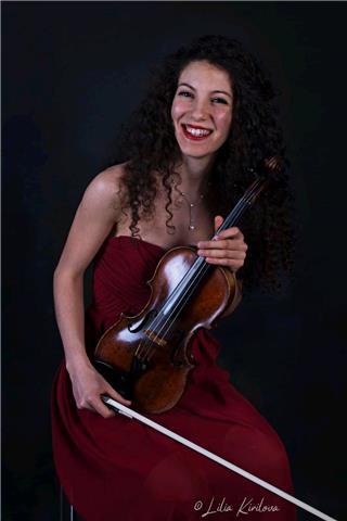Violinista laureata con esperienze in orchestre nazionali e internazionali offre lezioni di teoria della musica e violino ad adulti e bambini. Impara anche tu uno strumento musicale, in modo divertente e con un metodo di insegnamento semplice e adatto a t