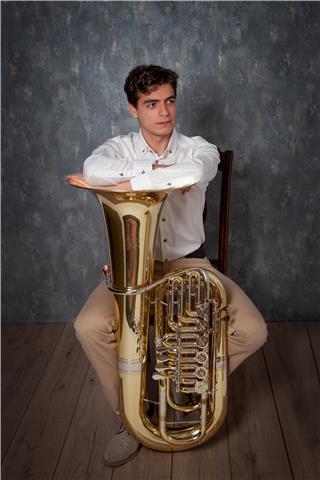 Estudiante avanzado de música, en posesión de título profesional de enseñanzas artísticas, capacitado para impartir clases a gente de todas las edades y de todos los niveles