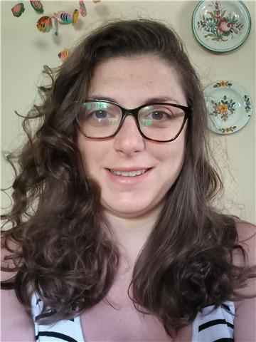 ragazza di 35 anni, offre lezioni di tutte le materie per le elementari e di materie umanistiche per medie e superiori