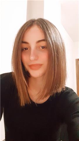 Sono una studentessa al quarto anno di giurisprudenza, ho studiato al liceo e sono in possesso dei certificato B2 d'inglese. 
Ho studiato altre 2 lingue, tra cui francese e tedesco. 
Ho diversi anni di esperienza avendo dato lezioni a diversi bambini.
Bra