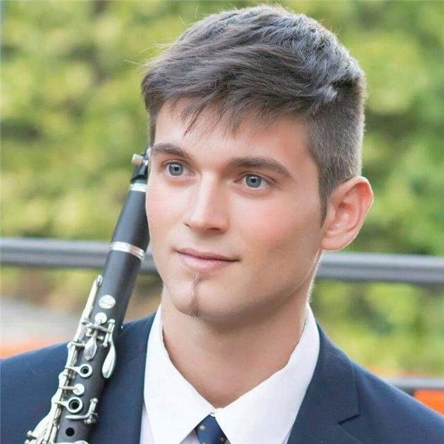 Profesor joven y polifacético, titulado de master ofrece clases particulares de clarinete, saxo, lenguaje musical e inglés