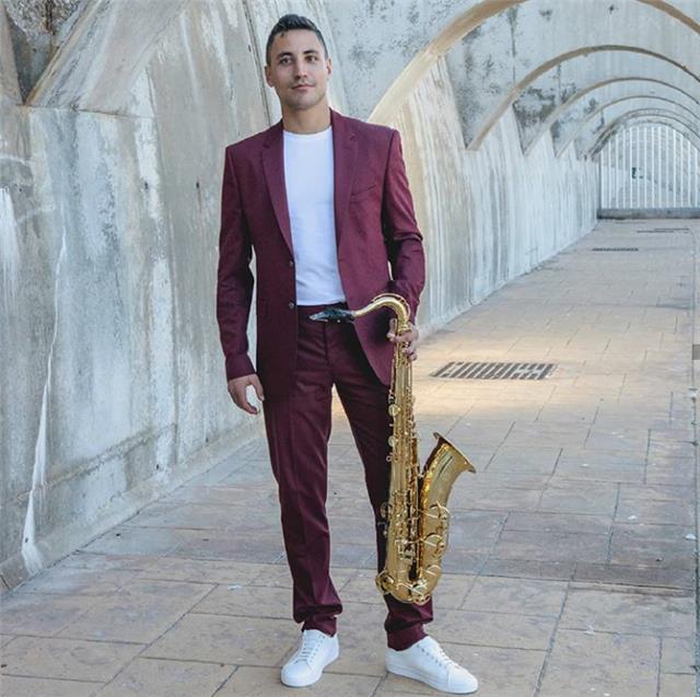 Titulado superior de música y master en saxofón por la Universidad de París