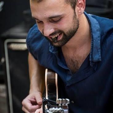 Classes presenciales y on-line económicas de guitarra, harmonía, lenguaje musical e improvisación