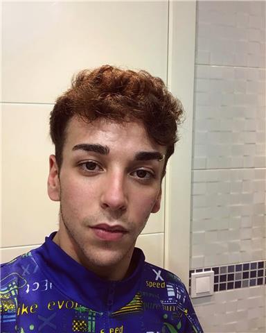 Soy un chico estudiante de diseño con c1 en inglés, me gusta bastante enseñar a cualquier persona