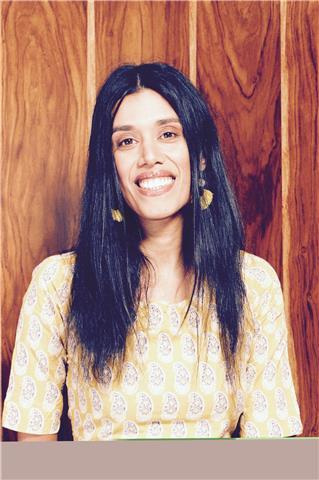 Me llamo sakeena y vengo de ingleterra. soy cualificada como profesora de primaria y secundaria