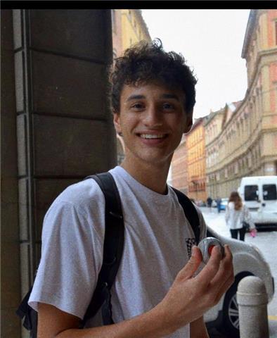 Studente al liceo classico Scipione Maffei,
buona conoscenza del latino sia dal punto di vista grammaticale che letterario