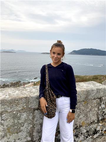 Profesora de inglés. he estudiado un año en usa y cuento con el título del first y el advanced