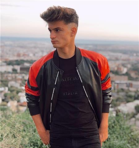 Chico de de 19 años cursando segundo año de carrera en la uic se ofrece a dar clases de matemáticas y física