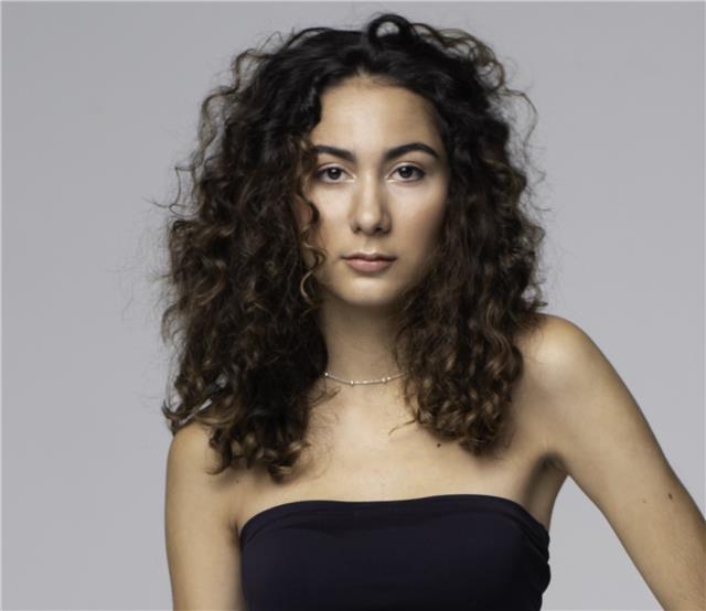 Profesora estudiante de arquitectura, que ha realizado un bachillerato internacional de ciencias