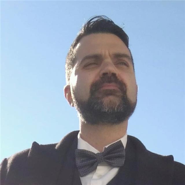 Musicista, diplomato in conservatorio, con interesse alla musica per film, compositore, pianista, direttore di orchestra. Videoscrittura musicale