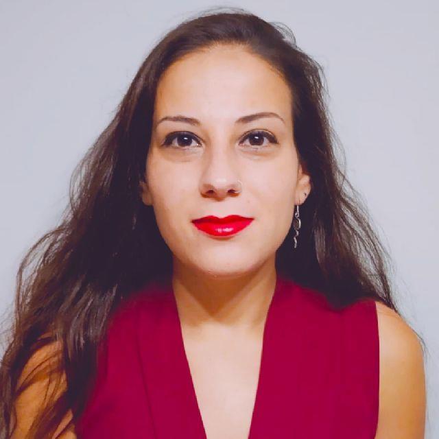 Profesora de inglés con experiencia en preparación de exámenes cambridge, desde niveles a1-c1. los materiales van incluidos en el precio por hora