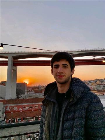 Sono uno studente universitario di formazione classica, studio legge all'università di Trento e ho una famiglia numerosa con molti fratelli e sorelle più piccoli di cui sempre mi sono preso cura e che mi hanno insegnato molto su come relazionarsi con bamb