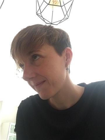 Doy clases de inglés a primaria secundari bachiller y adultos. también preparo cambridge