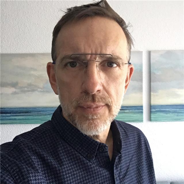 Profesor y profesional con mucha experiencia en televisión