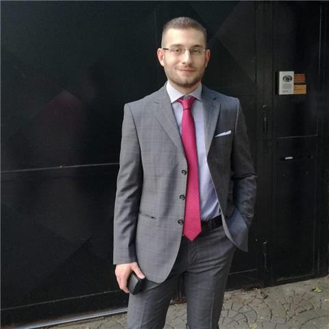 Giovane laureato in lingue straniere impartisce lezioni/ripetizioni d'inglese