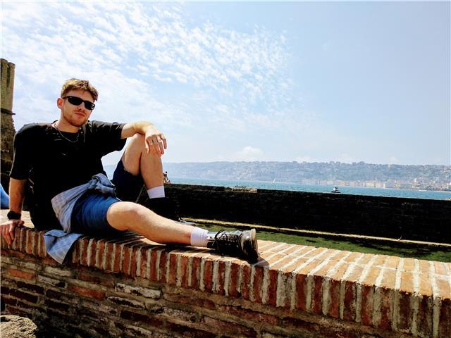 Ragazzo italiano insegnante di giapponese! Lo so, sembra assurdo! 
Con me potrete imparare le fondamenta e qualcosa in più di questa fantastica lingua