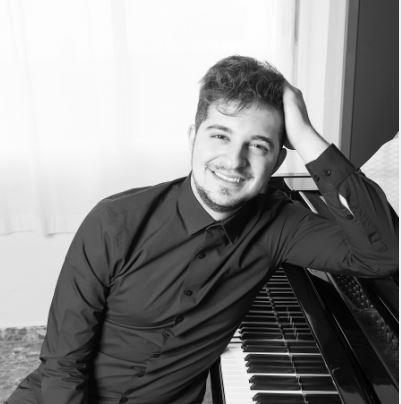 Pianista graduado por la Manhattan School of Music (Nueva York) se ofrece como profesor, repertorista y pianista de producciones