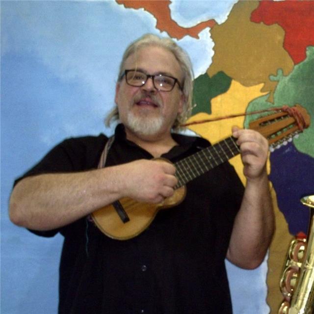 Músico percusionista con más de treinta años de experiencia tocando en escenarios del mundo. En la actualidad, profesor de percusión en diferentes bandas de la provincia de Valencia