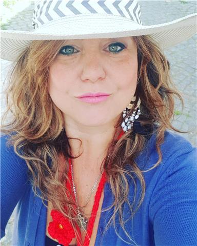 insegnante di musica diplomata presso Danta Cecilia ,cantante educatrice del linguaggio offre lezioni di musica e rudimenti di pianoforte e flauto