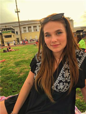 Diplomata amante dell'inglese in procinto al trasferimento negli stati uniti!