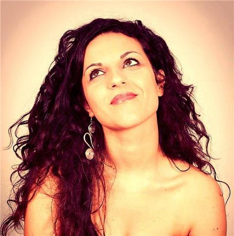 Insegnante di Canto specializzata in jazz e black music impartisce lezioni di canto, musica e songwriting. Un percorso mirato a conoscere la tua voce e scoprire la tua indole attraverso la conoscenza della tecnica, della musica e della consapevolezza del 