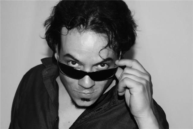 Profesor de música se ofrece en madrid para clases particulares de grado iniciación, medio y profesional de teoría musical, armonía, composición, arreglos, batería y percusión, guitarra clásica y eléctrica y bajo eléctrico