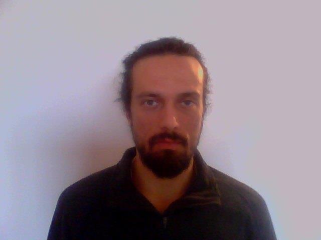 Laureato in biotecnologie, offre ripetizioni a ragazzi delle medie e primi anni del liceo