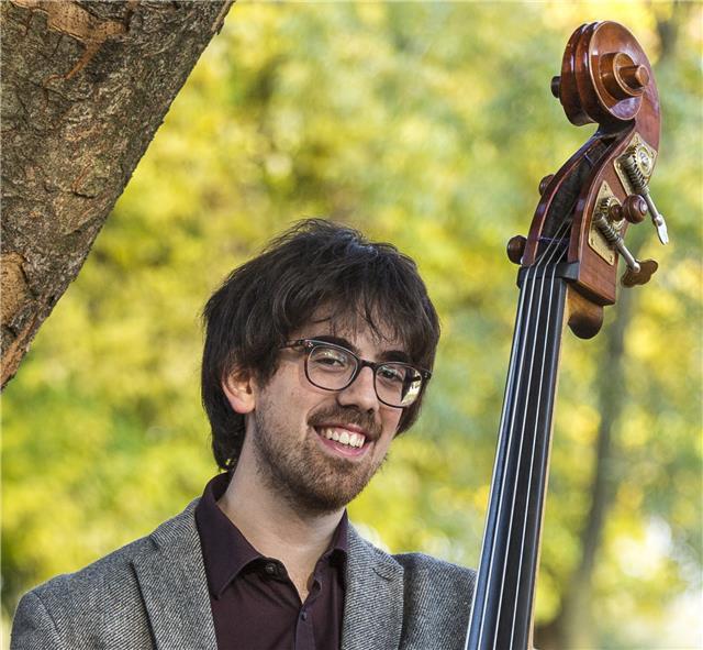 Laureato in Contrabbasso jazz propone lezioni di contrabbasso, basso elettrico, chitarra, armonia, teoria a Milano