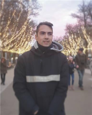 Ragazzo universitario con certificazioni in lingua inglese offre ripetizioni a studenti di tutte le età