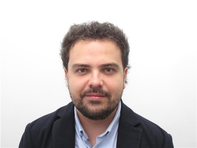 Profesor entusiasta en lo que concierne a las ciencias físicas, desea impartir clases e intentar transmitir todo su conocimiento