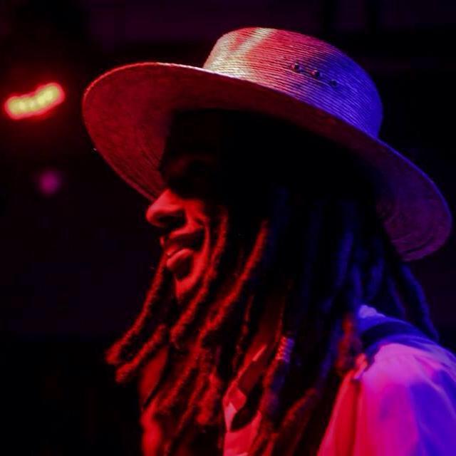 Guitarrista profesional con mucha experiencia ofrece clases de guitarra acústica/española y eléctrica