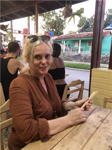 Profesora de inglés nativo con 10 años de experiencia dando clases a los adultos y a los niños. tengo tefl certificado de trinity. hablo español