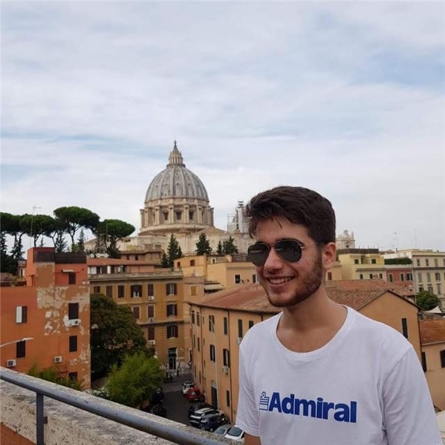 Studente di fisica all'università di Roma Tre, diplomato al liceo scientifico