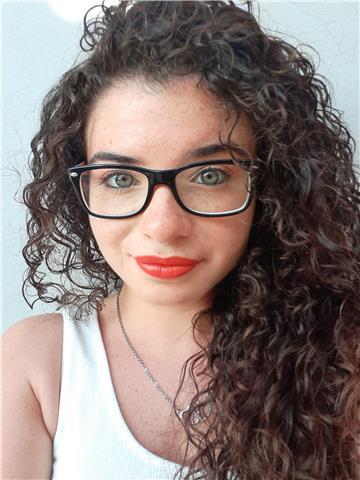 Giovane ragazza che si trova al quinto anno di scuola secondaria del Liceo Artistico Bellisario