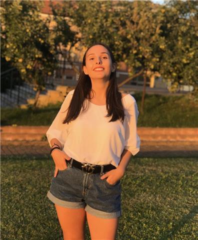 Studentessa universitaria, diplomata al liceo linguistico, offre ripetizioni e lezioni di inglese