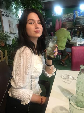 Soy una chica estudiosa que acaba de salir de 2 bachillerato de humanidades con un 10 en inglés! así que a qué esperas a conseguir el tuyo ? 😊